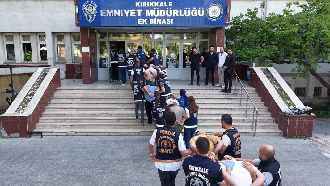Cesedi 7 parçaya ayrılıp, 12 yıl dondurucuda saklanmıştı! Çok sayıda kişi tutuklandı 4